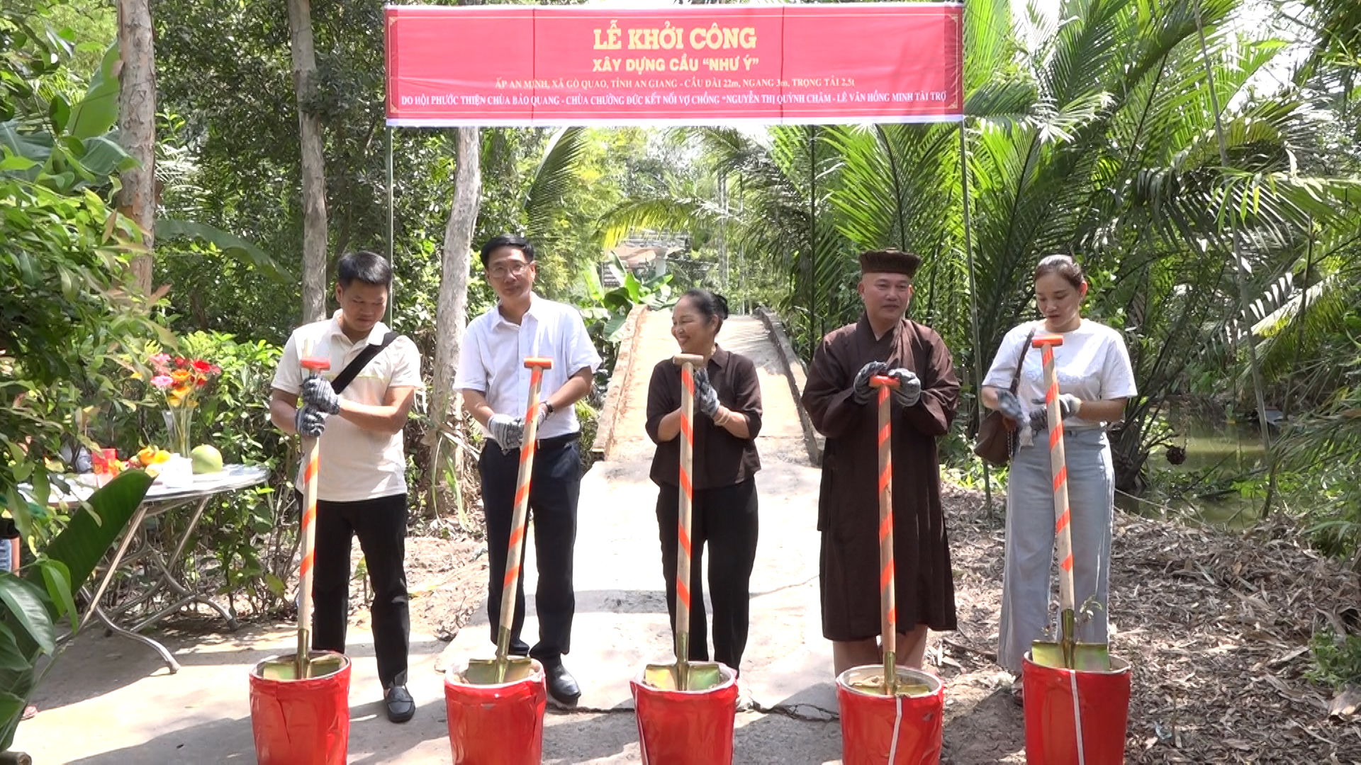 Đồng chí Hồ Minh Hải (thứ 2 từ trái qua), Bí thư Đảng ủy xã, cùng nhà tài trợ động thổ khởi công xây dựng cầu Như Ý ấp An Minh
