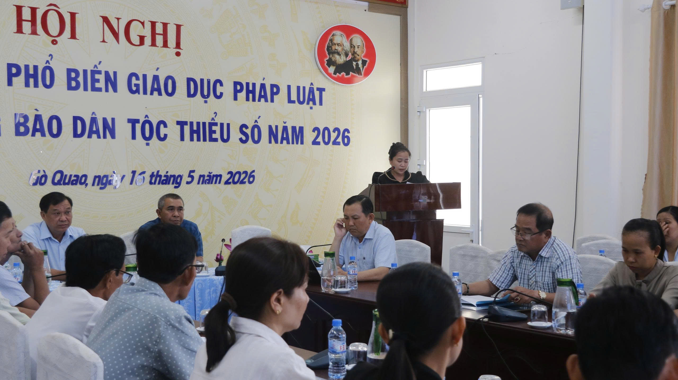 Hình ảnh 2: Báo cáo viên đang triển khai các chính sách hỗ trợ đặc thù cho đồng bào dân tộc tại hội nghị