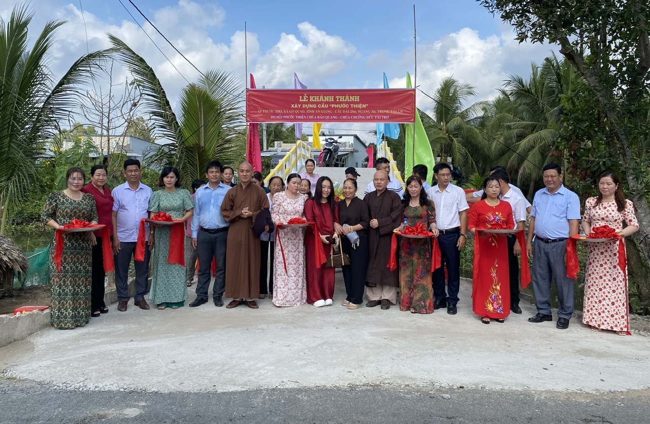 Đồng chí Hồ Minh Hải (thứ 4 từ phải qua), Bí thư Đảng ủy xã, cùng đại diện lãnh đạo HĐND xã, UBND xã, Ủy Ban MTTQVN xã, nhà tài trợ cắt băng khánh thành cầu Phước Thiện