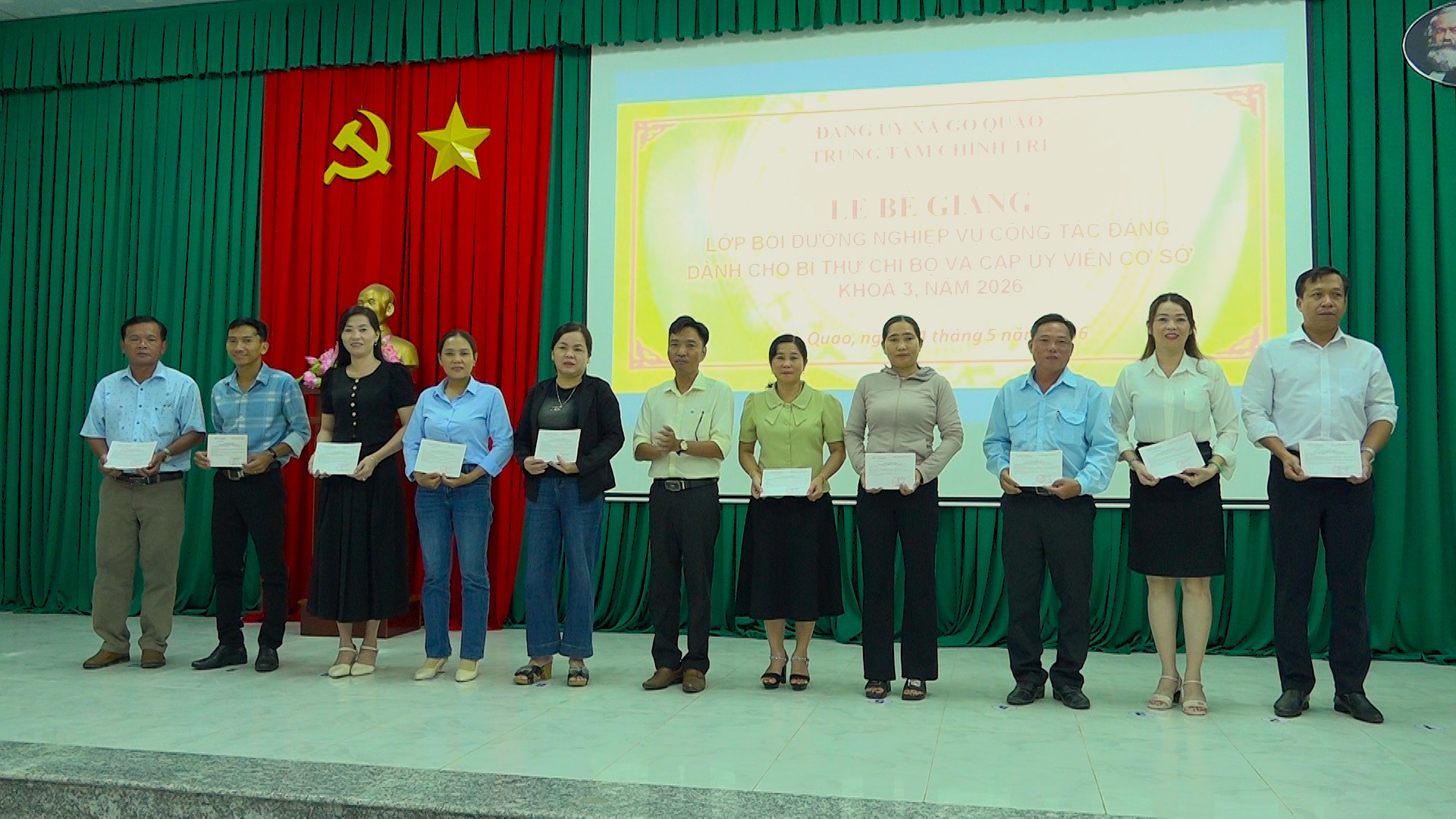 Thạc sỹ Nguyễn Hoàng Nam (giữa) - Phó Giám đốc Trung tâm chính trị xã Gò Quao trao giấy chứng nhận cho học viên