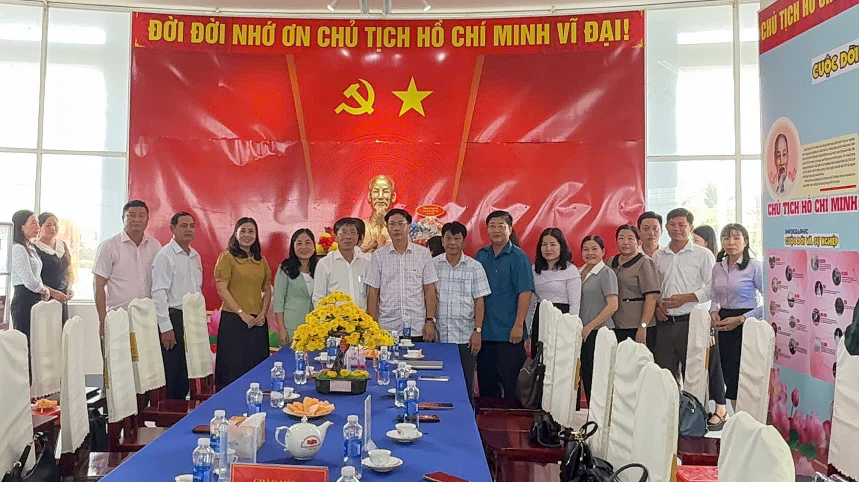 lãnh đạo hai xã cùng chụp hình lưu niệm
