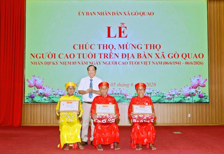 Đồng chí Nguyễn Tấn Phát tặng quà, chúc mừng người cao tuổi tại buổi lễ