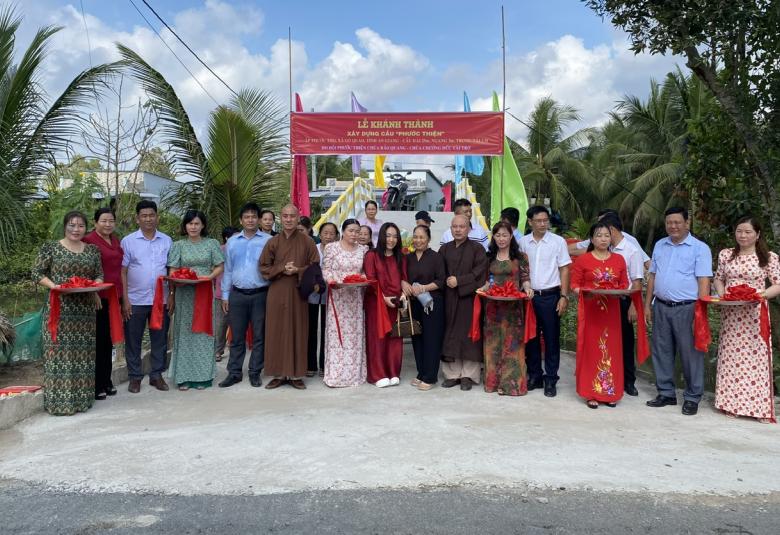 Đồng chí Hồ Minh Hải (thứ 4 từ phải qua), Bí thư Đảng ủy xã, cùng đại diện lãnh đạo HĐND xã, UBND xã, Ủy Ban MTTQVN xã, nhà tài trợ cắt băng khánh thành cầu Phước Thiện