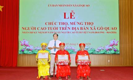 Đồng chí Nguyễn Tấn Phát tặng quà, chúc mừng người cao tuổi tại buổi lễ