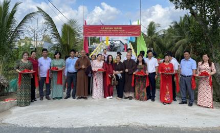 Đồng chí Hồ Minh Hải (thứ 4 từ phải qua), Bí thư Đảng ủy xã, cùng đại diện lãnh đạo HĐND xã, UBND xã, Ủy Ban MTTQVN xã, nhà tài trợ cắt băng khánh thành cầu Phước Thiện