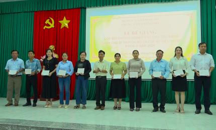 Thạc sỹ Nguyễn Hoàng Nam (giữa) - Phó Giám đốc Trung tâm chính trị xã Gò Quao trao giấy chứng nhận cho học viên